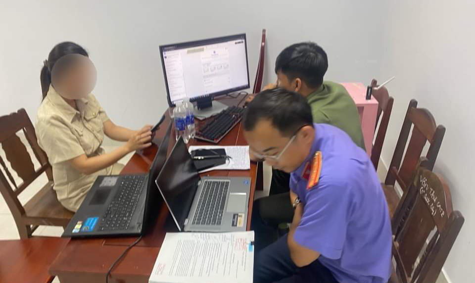 Phòng An ninh mạng và Viện KSND TP Đà Nẵng trao trả tài khoản cho bà Đ.T.P.D (Ảnh CACC) Phòng An ninh mạng và Viện KSND TP Đà Nẵng trao trả tài khoản cho bà Đ.T.P.D (Ảnh CACC)