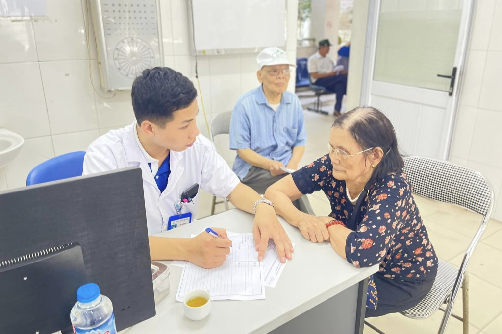 Bác sĩ trẻ đến từ Bệnh viện Việt Đức khám bệnh cho cựu thanh niên xung phong huyện Gia Lâm Bác sĩ trẻ đến từ Bệnh viện Việt Đức khám bệnh cho cựu thanh niên xung phong huyện Gia Lâm