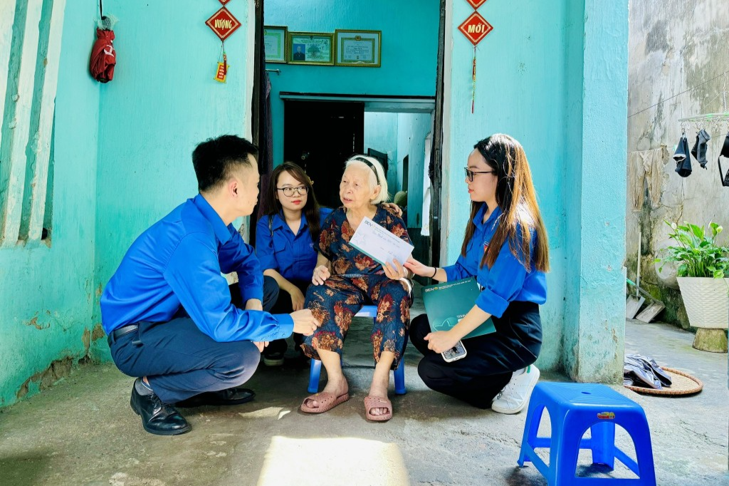 Tuổi trẻ huyện Gia Lâm thăm, tặng quà cựu thanh niên xung phong Tuổi trẻ huyện Gia Lâm thăm, tặng quà cựu thanh niên xung phong