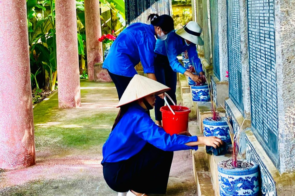 Tuổi trẻ huyện Phú Xuyên dọn vệ sinh tại nghĩa trang liệt sĩ Tuổi trẻ huyện Phú Xuyên dọn vệ sinh tại nghĩa trang liệt sĩ