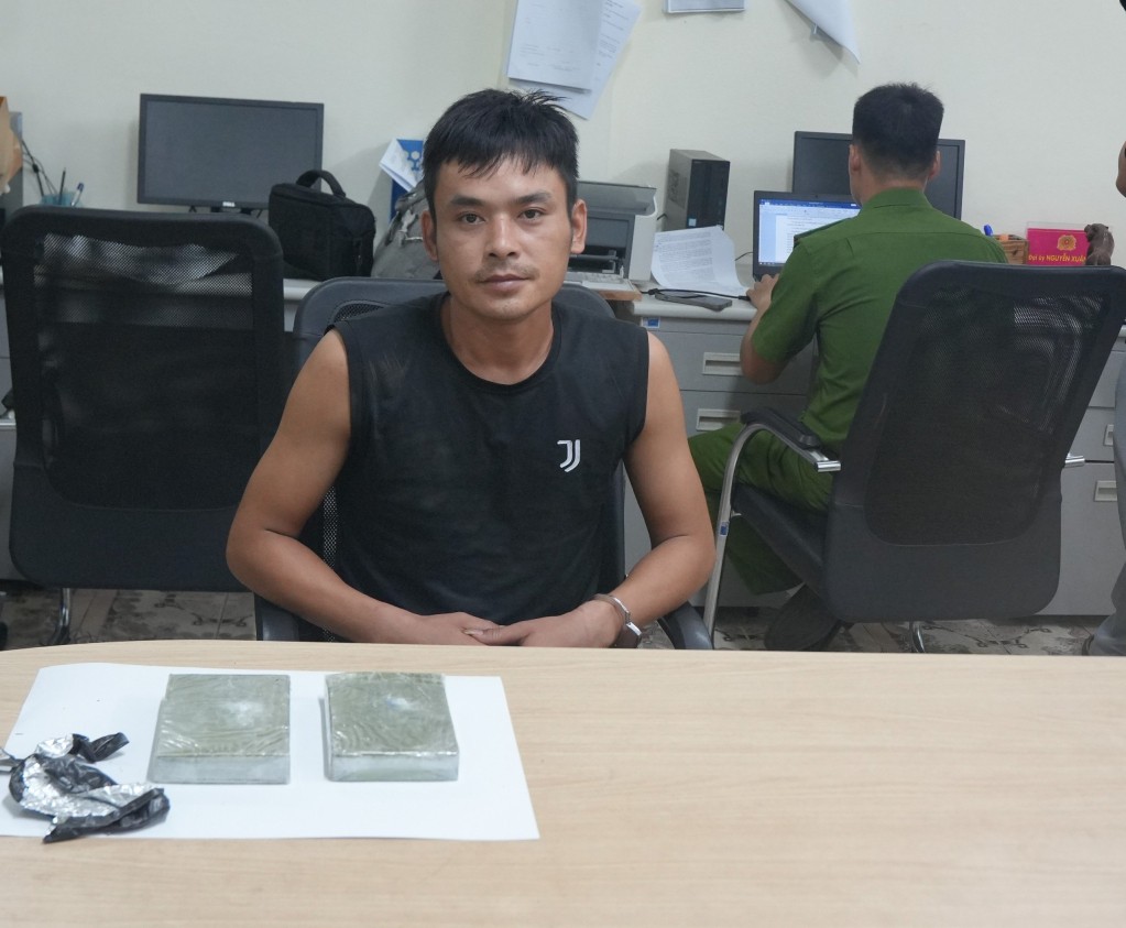 Đối tượng Mã Ích Lâm và tang vật tại cơ quan công an. Đối tượng Mã Ích Lâm và tang vật tại cơ quan công an.