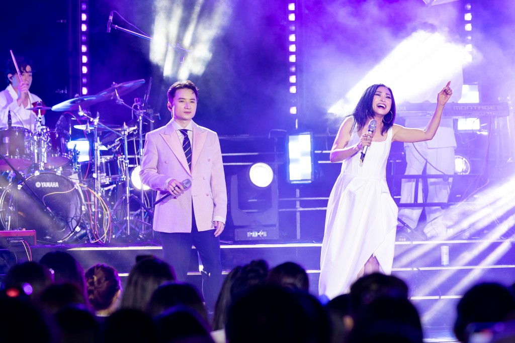 Phương Thanh song ca với Phan Mạnh Quỳnh Phương Thanh song ca với Phan Mạnh Quỳnh