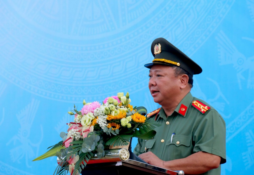 Đại tá Lê Quang Nhân, Giám đốc Công an tỉnh Bình Thuận, phát biểu tại buổi lễ ra quân trấn áp tội phạm, bảo đảm an ninh trật tự (Ảnh binhthuan.gov) Đại tá Lê Quang Nhân, Giám đốc Công an tỉnh Bình Thuận, phát biểu tại buổi lễ ra quân trấn áp tội phạm, bảo đảm an ninh trật tự (Ảnh binhthuan.gov)