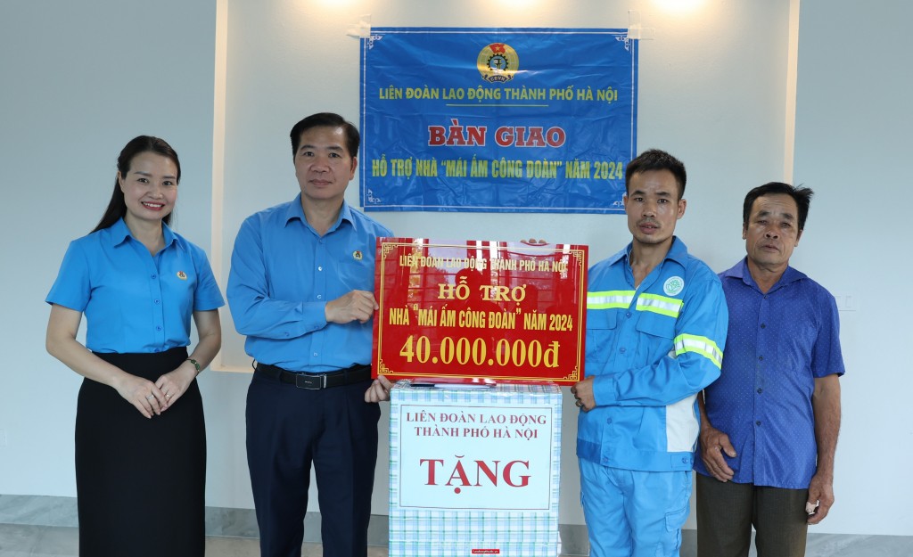 Phó Chủ tịch LĐLĐ thành phố Hà Nội Nguyễn Huy Khánh trao hỗ trợ cho đoàn viên Nguyễn Văn Lưu Phó Chủ tịch LĐLĐ thành phố Hà Nội Nguyễn Huy Khánh trao hỗ trợ cho đoàn viên Nguyễn Văn Lưu