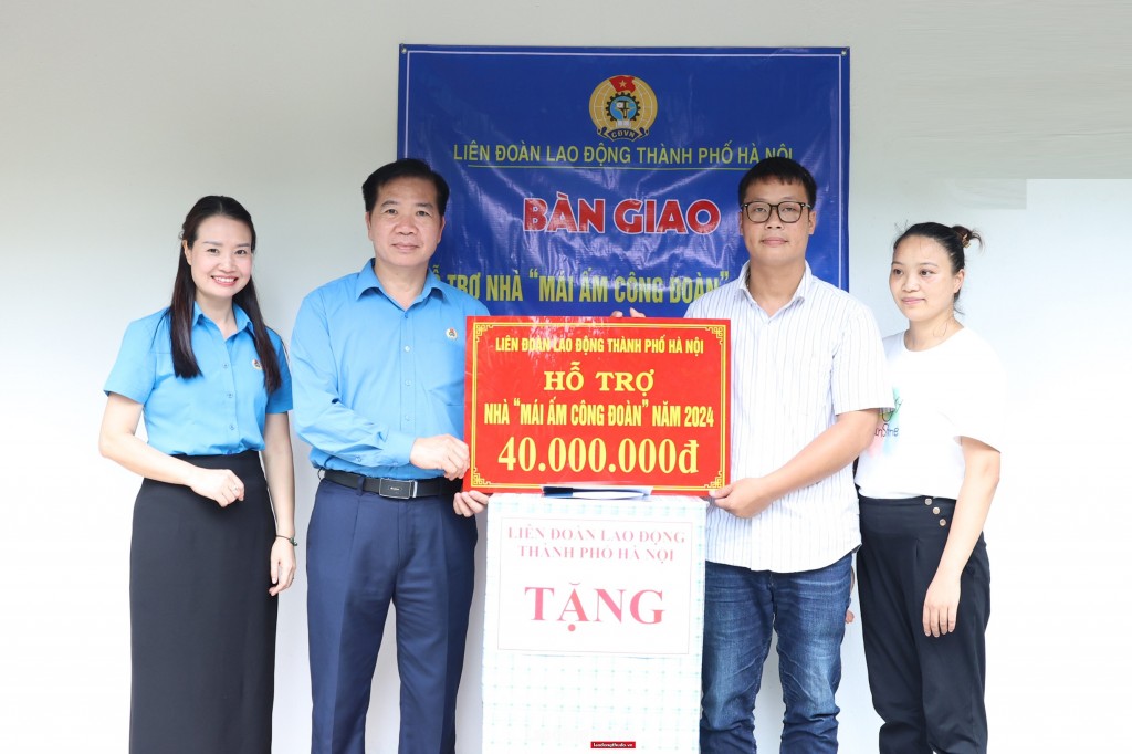 Phó Chủ tịch LĐLĐ thành phố Hà Nội Nguyễn Huy Khánh trao hỗ trợ cho đoàn viên Đàm Văn Khang Phó Chủ tịch LĐLĐ thành phố Hà Nội Nguyễn Huy Khánh trao hỗ trợ cho đoàn viên Đàm Văn Khang