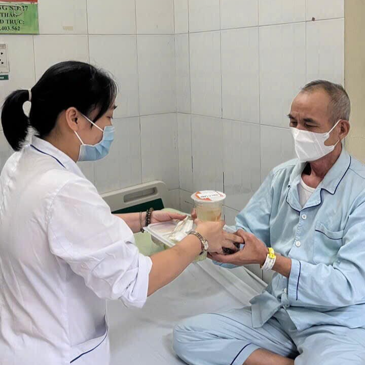 Những suất ăn ấm áp tình người cho các bệnh nhân trong cơn bão Những suất ăn ấm áp tình người cho các bệnh nhân trong cơn bão