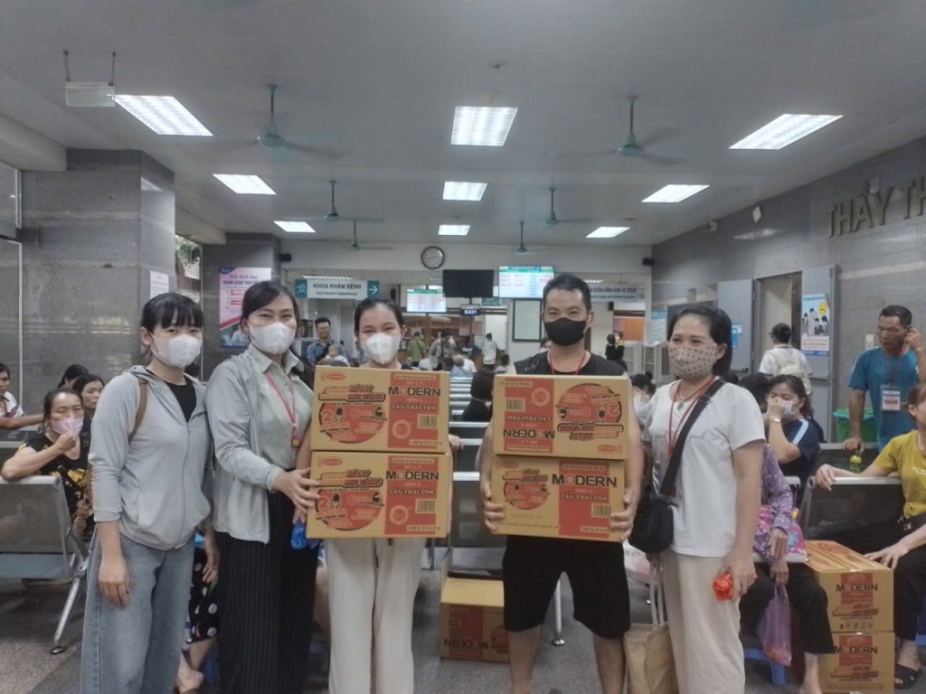 Những suất ăn ấm áp tình người cho các bệnh nhân trong cơn bão Những suất ăn ấm áp tình người cho các bệnh nhân trong cơn bão
