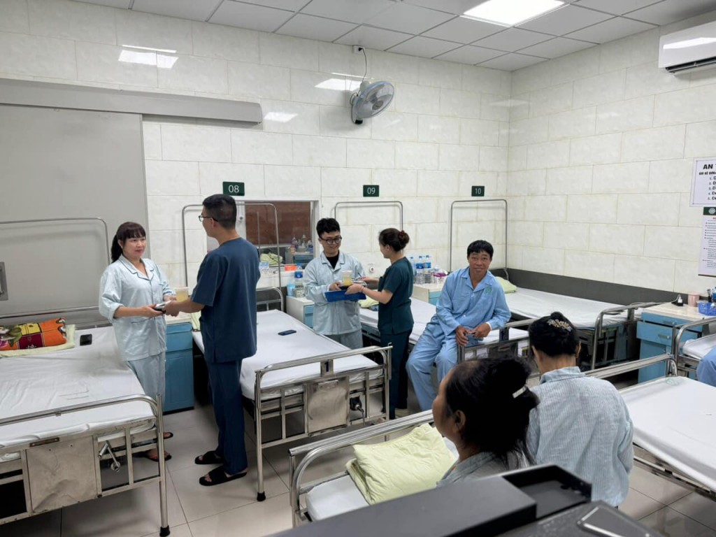 Những suất ăn ấm áp tình người cho các bệnh nhân trong cơn bão Những suất ăn ấm áp tình người cho các bệnh nhân trong cơn bão