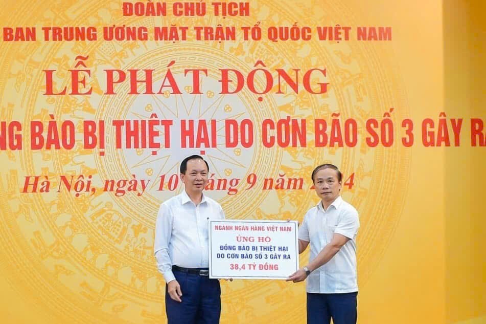 Đại diện ngành Ngân hàng, ông Đào Minh Tú, Phó Thống đốc Thường trực NHNN trao tặng ủng hộ của ngành Ngân hàng là 38,4 tỷ đồng. Trong đó, Eximbank đóng góp 2 tỷ đồng nhằm hỗ trợ đồng bào chịu ảnh hưởng do cơn bão số 3 gây ra. (Ảnh: SBV) Đại diện ngành Ngân hàng, ông Đào Minh Tú, Phó Thống đốc Thường trực NHNN trao tặng ủng hộ của ngành Ngân hàng là 38,4 tỷ đồng. Trong đó, Eximbank đóng góp 2 tỷ đồng nhằm hỗ trợ đồng bào chịu ảnh hưởng do cơn bão số 3 gây ra. (Ảnh: SBV)
