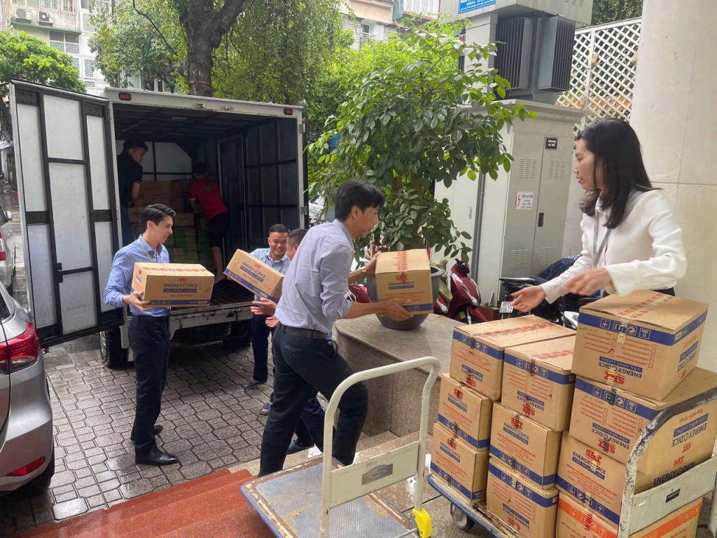 Các cán bộ nhân viên Eximbank tại Hà Nội đang gấp rút chuẩn bị lương thực, nhu yếu phẩm cần thiết để khẩn trương lên đường tới Thái Nguyên và Yên Bái để hỗ trợ người dân. Các cán bộ nhân viên Eximbank tại Hà Nội đang gấp rút chuẩn bị lương thực, nhu yếu phẩm cần thiết để khẩn trương lên đường tới Thái Nguyên và Yên Bái để hỗ trợ người dân.