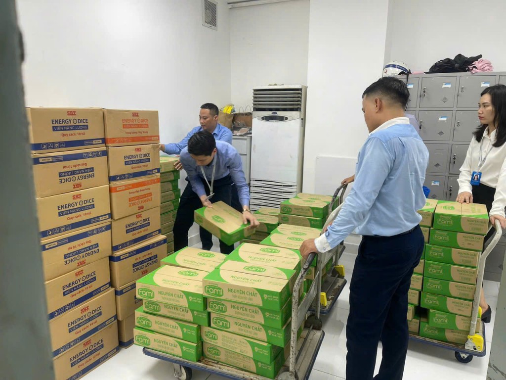 Từng phần quà được chuẩn bị chu đáo gồm các nhu yếu phẩm cần thiết nhằm đảm bảo người dân vùng lũ vượt qua giai đoạn khó khăn. Từng phần quà được chuẩn bị chu đáo gồm các nhu yếu phẩm cần thiết nhằm đảm bảo người dân vùng lũ vượt qua giai đoạn khó khăn.