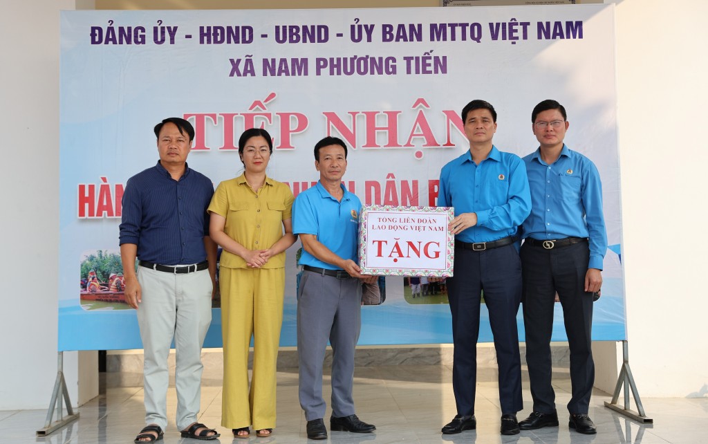 Hỗ trợ 1 tỷ đồng cho lao động bị ảnh hưởng bởi bão lũ Hỗ trợ 1 tỷ đồng cho lao động bị ảnh hưởng bởi bão lũ