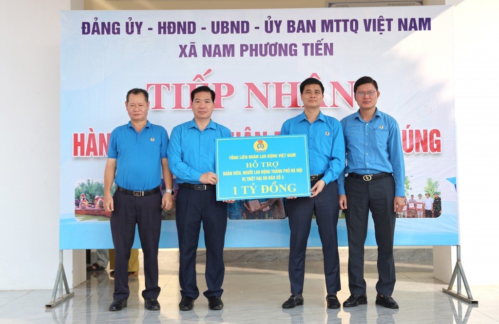 Hỗ trợ 1 tỷ đồng cho lao động bị ảnh hưởng bởi bão lũ Hỗ trợ 1 tỷ đồng cho lao động bị ảnh hưởng bởi bão lũ
