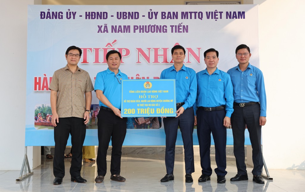 Hỗ trợ 1 tỷ đồng cho lao động bị ảnh hưởng bởi bão lũ Hỗ trợ 1 tỷ đồng cho lao động bị ảnh hưởng bởi bão lũ