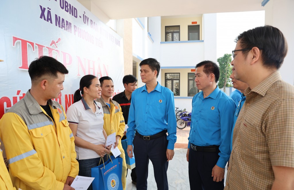 Hỗ trợ 1 tỷ đồng cho lao động bị ảnh hưởng bởi bão lũ Hỗ trợ 1 tỷ đồng cho lao động bị ảnh hưởng bởi bão lũ