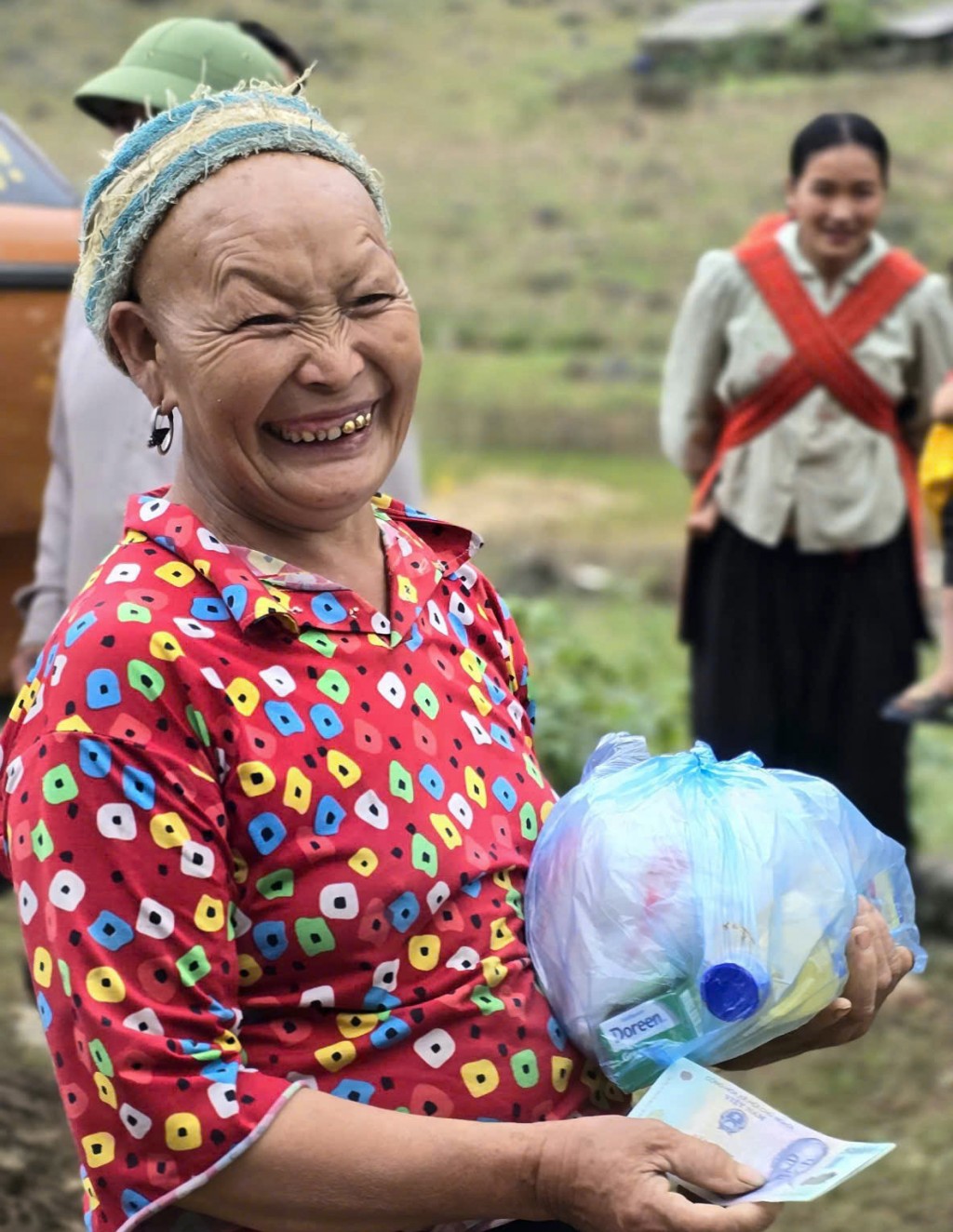 Bà Vàng Thị Sếnh, dân tộc Dao nhận quà từ thiện trong niềm vui hạnh phúc Bà Vàng Thị Sếnh, dân tộc Dao nhận quà từ thiện trong niềm vui hạnh phúc