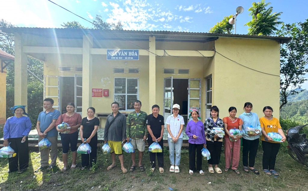 Nhóm thiện nguyện vào bản trao quà tới người dân Nhóm thiện nguyện vào bản trao quà tới người dân