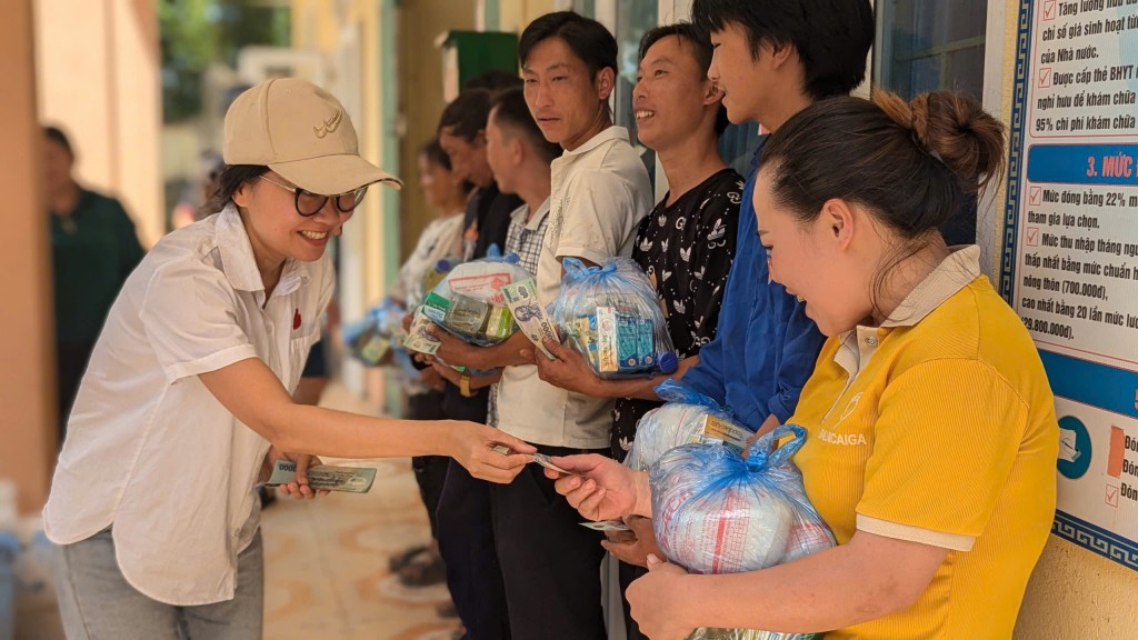 Chị Vũ Thị Minh Châu trao quà cho bà con tại xã Vĩnh Phong, Bảo Lạc, Cao Bằng 19/9/2024 Chị Vũ Thị Minh Châu trao quà cho bà con tại xã Vĩnh Phong, Bảo Lạc, Cao Bằng 19/9/2024