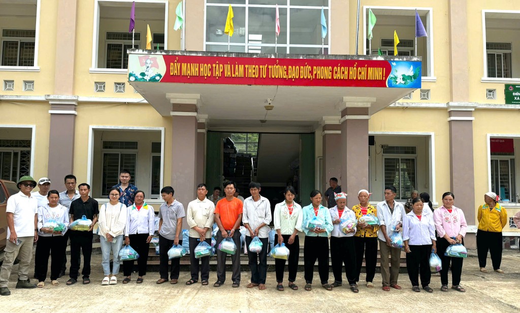 100 suất quà trao tại Vũ Nông- Nguyên Bình- Cao Bằng 18.9.2024 100 suất quà trao tại Vũ Nông- Nguyên Bình- Cao Bằng 18.9.2024