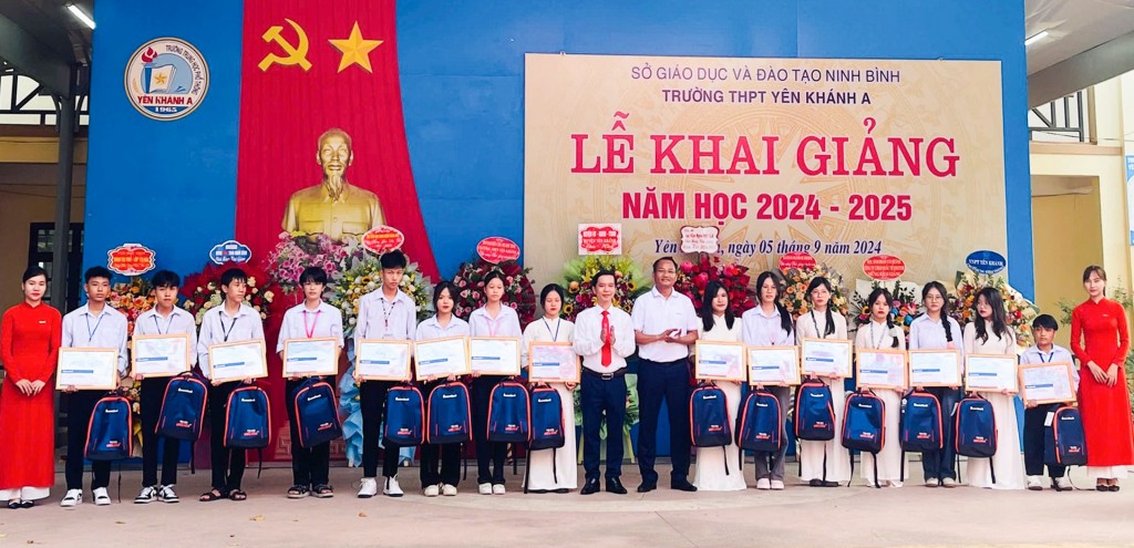 Học sinh THPT Yên Khánh A nhận học bổng vào ngày 5/9 Học sinh THPT Yên Khánh A nhận học bổng vào ngày 5/9