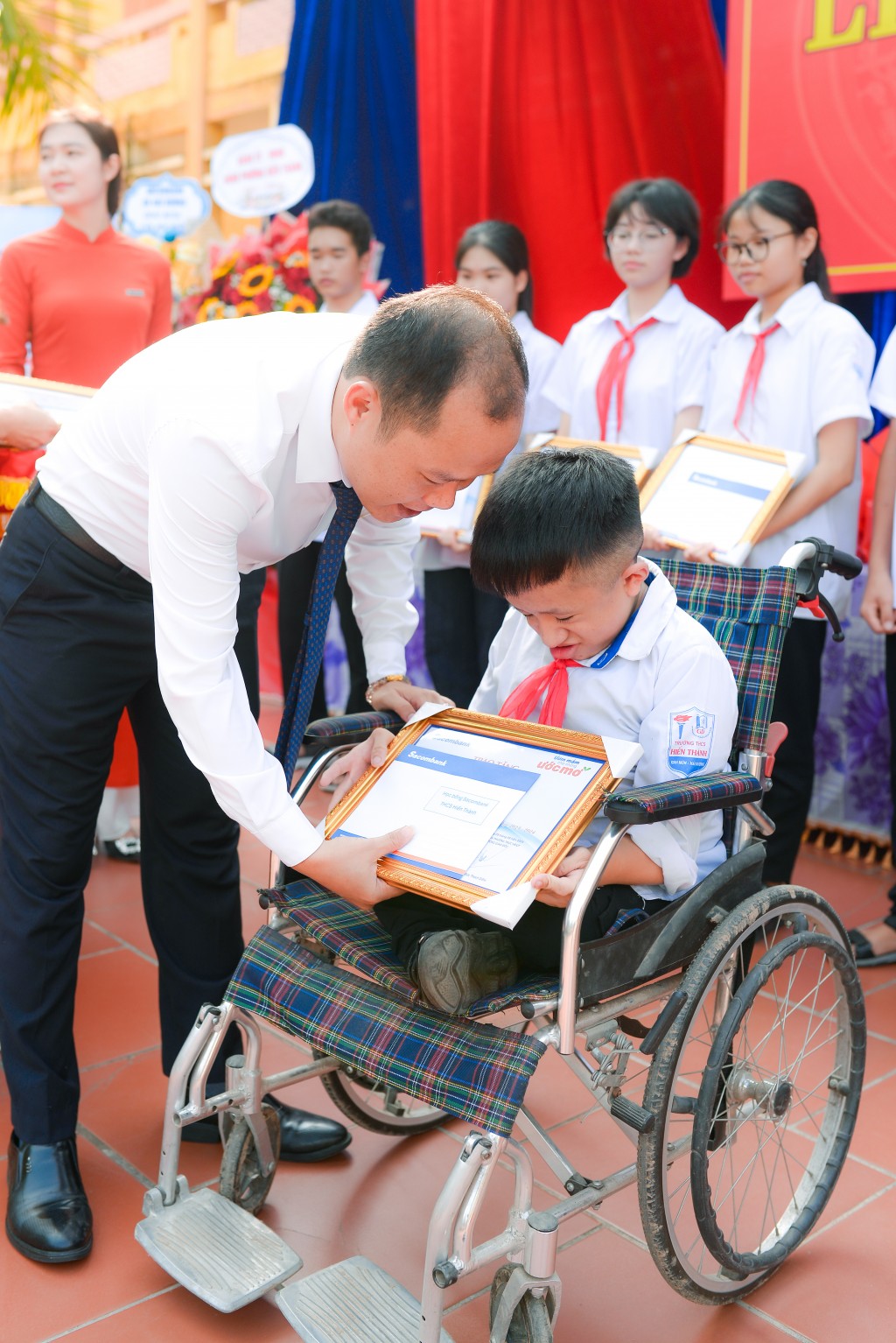 Một học sinh khuyết tật xúc động khi nhận học bổng Một học sinh khuyết tật xúc động khi nhận học bổng