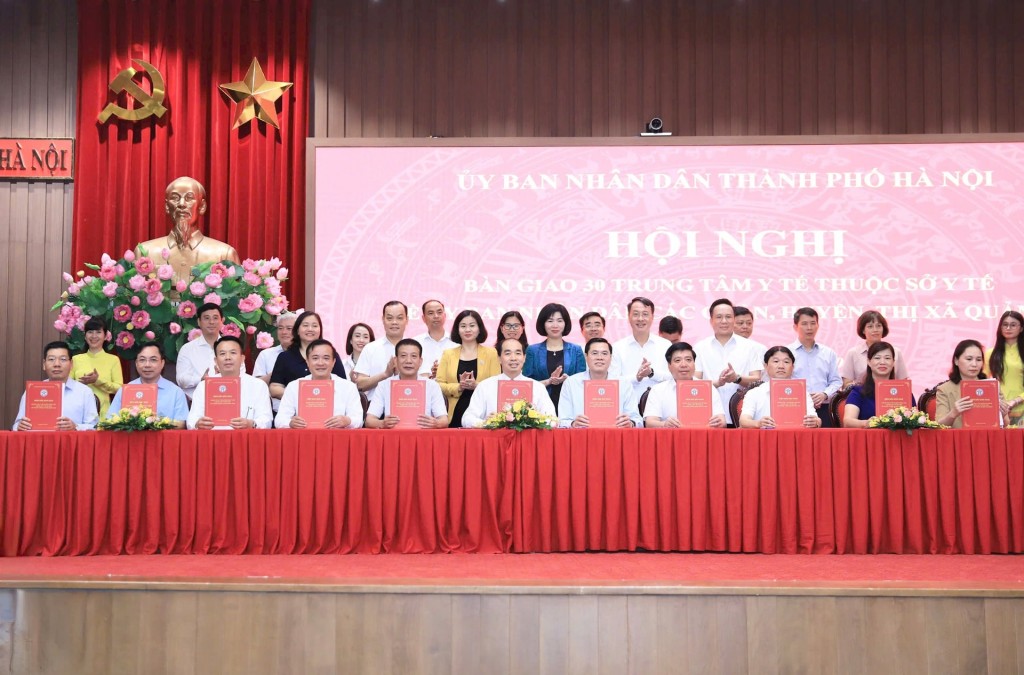 Hà Nội bàn giao 30 trung tâm y tế về quận, huyện, thị xã Hà Nội bàn giao 30 trung tâm y tế về quận, huyện, thị xã