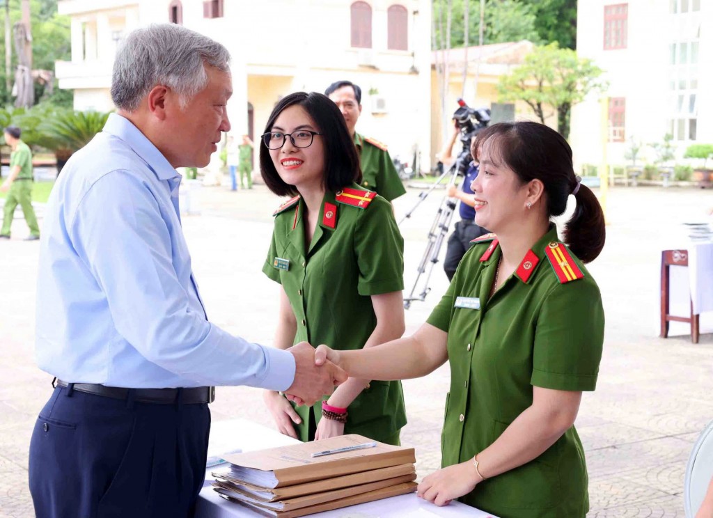 Phó Thủ tướng trò chuyện, động viên cán bộ công tác tại Trại giam Ninh Khánh - Ảnh: VGP/Nguyễn Hoàng Phó Thủ tướng trò chuyện, động viên cán bộ công tác tại Trại giam Ninh Khánh - Ảnh: VGP/Nguyễn Hoàng