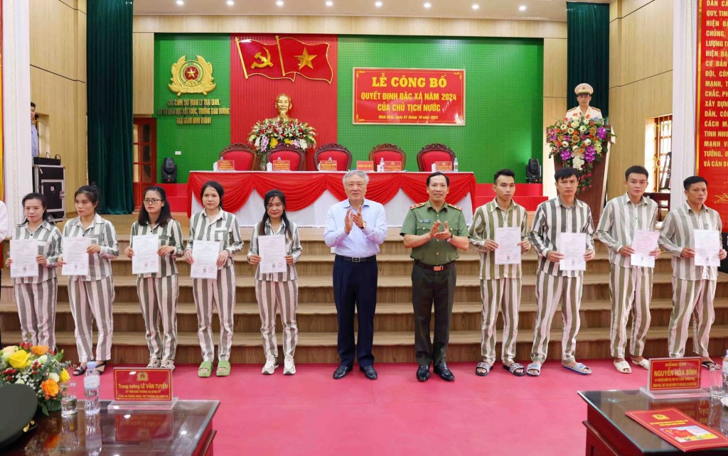 Phó Thủ tướng Thường trực Chính phủ Nguyễn Hòa Bình và Trung tướng Lê Văn Tuyến, Thứ trưởng Bộ Công an trao giấy chứng nhận đặc xá cho đại diện phạm nhân được đặc xá năm 2024 - Ảnh: VGP/Nguyễn Hoàng Phó Thủ tướng Thường trực Chính phủ Nguyễn Hòa Bình và Trung tướng Lê Văn Tuyến, Thứ trưởng Bộ Công an trao giấy chứng nhận đặc xá cho đại diện phạm nhân được đặc xá năm 2024 - Ảnh: VGP/Nguyễn Hoàng
