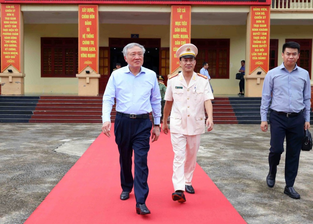 Phó Thủ tướng Thường trực Chính phủ Nguyễn Hòa Bình dự lễ công bố quyết định đặc xá năm 2024 của Chủ tịch nước tại Trại giam Ninh Khánh - Ảnh: VGP/Nguyễn Hoàng Phó Thủ tướng Thường trực Chính phủ Nguyễn Hòa Bình dự lễ công bố quyết định đặc xá năm 2024 của Chủ tịch nước tại Trại giam Ninh Khánh - Ảnh: VGP/Nguyễn Hoàng
