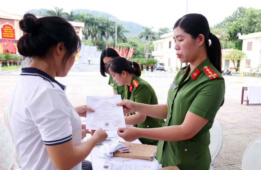 Cán bộ Trại giam Ninh Khánh trao giấy chứng nhận đặc xá cho các phạm nhân - Ảnh: VGP/Nguyễn Hoàng Cán bộ Trại giam Ninh Khánh trao giấy chứng nhận đặc xá cho các phạm nhân - Ảnh: VGP/Nguyễn Hoàng