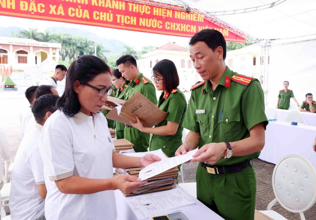 Cán bộ Trại giam Ninh Khánh trao giấy chứng nhận đặc xá cho các phạm nhân - Ảnh: VGP/Nguyễn Hoàng Cán bộ Trại giam Ninh Khánh trao giấy chứng nhận đặc xá cho các phạm nhân - Ảnh: VGP/Nguyễn Hoàng