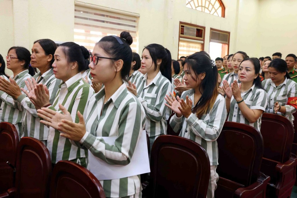 Niềm vui và những giọt nước mắt hạnh phúc của các phạm nhân tại Trại giam Ninh Khánh được đặc xá năm 2024 - Ảnh: VGP/Nguyễn Hoàng Niềm vui và những giọt nước mắt hạnh phúc của các phạm nhân tại Trại giam Ninh Khánh được đặc xá năm 2024 - Ảnh: VGP/Nguyễn Hoàng