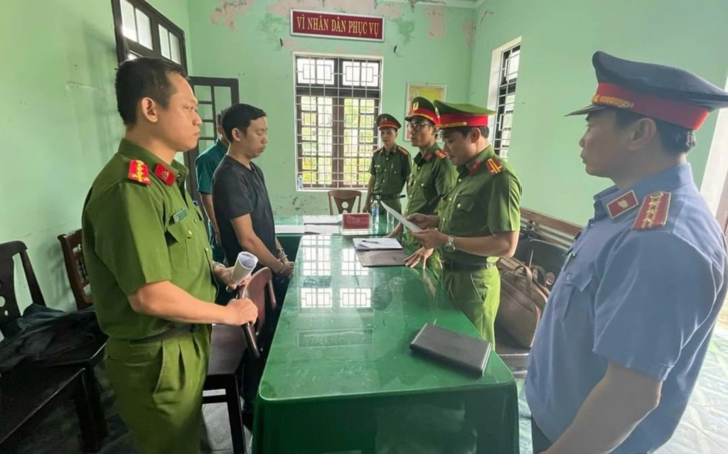 Cơ quan CSĐT Công an Quảng Nam tống đạt Quyết định khởi tố bị can Võ Thanh Phục (Ảnh: C.A Quảng Nam) Cơ quan CSĐT Công an Quảng Nam tống đạt Quyết định khởi tố bị can Võ Thanh Phục (Ảnh: C.A Quảng Nam)