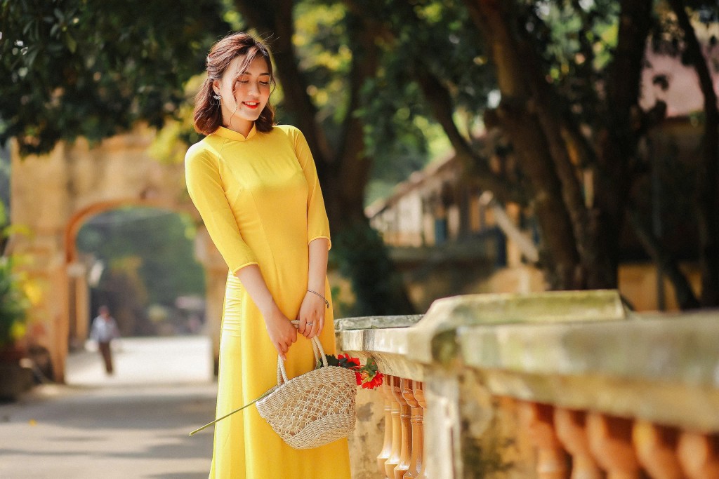 Áo dài thể hiện sự thanh lịch, duyên dáng của người Phụ nữ Việt Nam Áo dài thể hiện sự thanh lịch, duyên dáng của người Phụ nữ Việt Nam