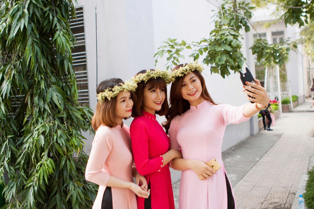Với những gam màu sắc vui tươi, người trẻ mặc áo dài là điểm nhấn đẹp của tháng Áo dài. Hà Nội Với những gam màu sắc vui tươi, người trẻ mặc áo dài là điểm nhấn đẹp của tháng Áo dài. Hà Nội