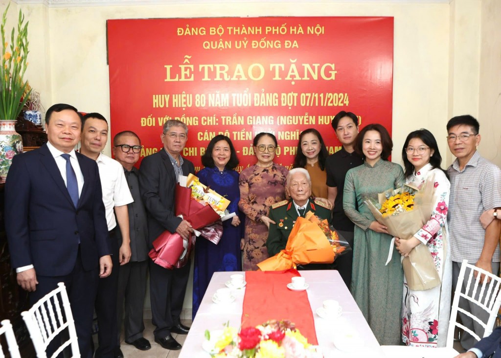 Bí thư Thành ủy trao Huy hiệu Đảng tặng đảng viên lão thành Bí thư Thành ủy trao Huy hiệu Đảng tặng đảng viên lão thành