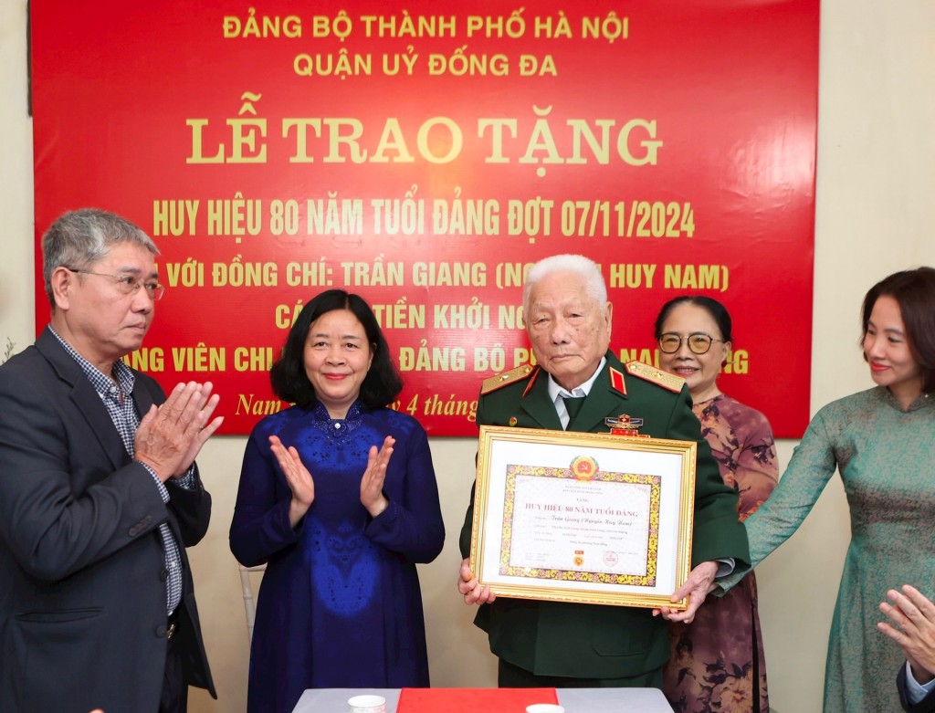 Bí thư Thành ủy trao Huy hiệu Đảng tặng đảng viên lão thành Bí thư Thành ủy trao Huy hiệu Đảng tặng đảng viên lão thành