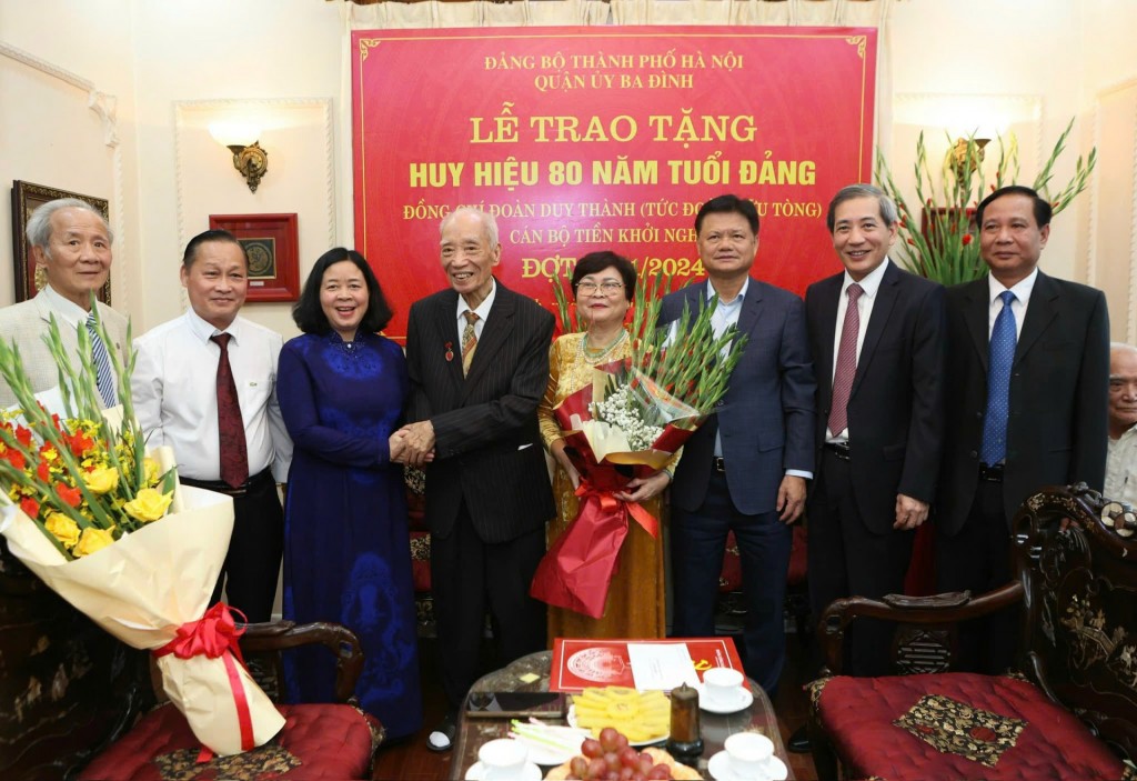 Bí thư Thành ủy trao Huy hiệu Đảng tặng đảng viên lão thành Bí thư Thành ủy trao Huy hiệu Đảng tặng đảng viên lão thành