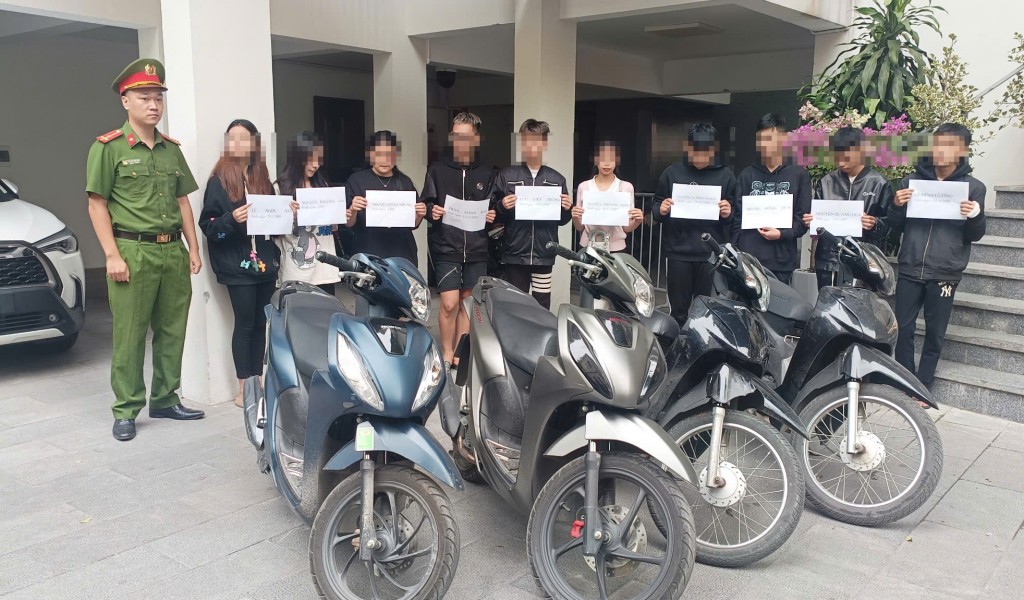 Công an quận Hoàn Kiếm đã khởi tố bị can, bắt tạm giam 19 “quái xế” liên quan vụ tai nạn Công an quận Hoàn Kiếm đã khởi tố bị can, bắt tạm giam 19 “quái xế” liên quan vụ tai nạn