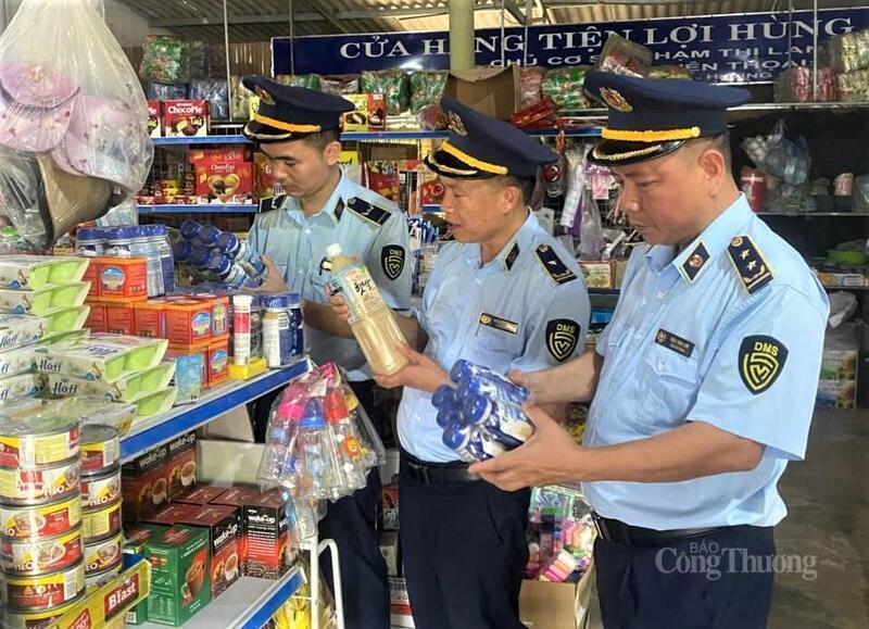 Đội QLTT số 2, Chi Cục QLTT Hà Tĩnh kiểm tra, kiểm soát hàng hóa nhập ngoại về lĩnh vực thực phẩm. Ảnh: Trọng Tùng