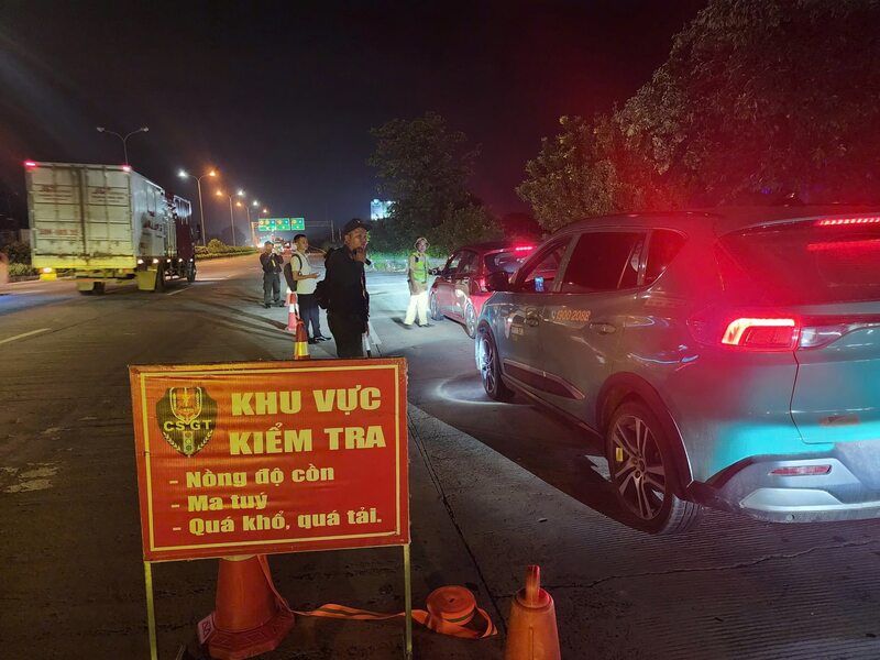 Lực lượng Cảnh sát giao thông toàn quốc đồng loạt ra quân xử lý vi phạm nồng độ cồn trong hai khung giờ từ 12h đến 14h30 và từ 19h đến 22h hàng ngày. Ảnh: Cục Cảnh sát giao thông