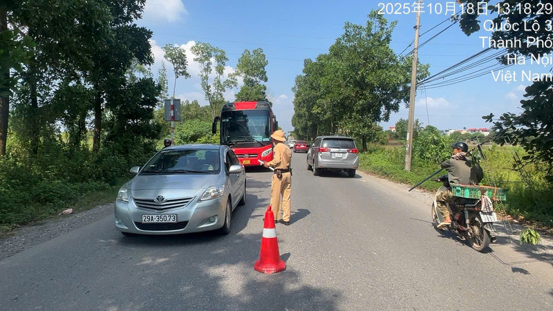 Trung tá Đặng Hồng Giang, Đội trưởng Đội Cảnh sát giao thông số 15 (Phòng Cảnh sát giao thông, Công an TP. Hà Nội) cho biết, trong ngày đầu ra quân, Đội Cảnh sát giao thông số15 đã xử lý 17 trường hợp (5 ô tô, 12 mô tô) vi phạm nồng độ cồn trên địa bàn quản lý. Ảnh: H.G