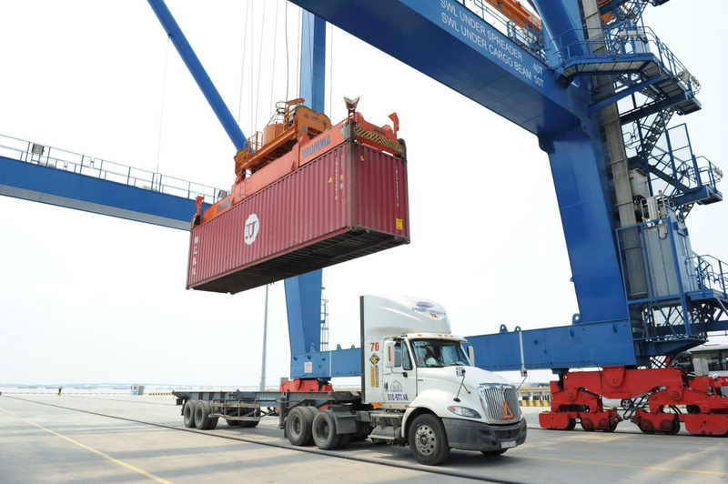 Xuất nhập khẩu hàng hoá cán mốc kỷ lục (Ảnh: Cấn Dũng)