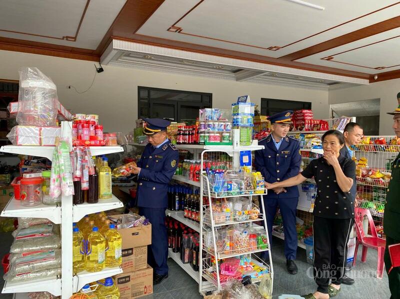 Lực lượng chức năng trực tiếp đến từng hộ kinh doanh, từng quầy hàng tại các chợ vùng biên để hướng dẫn bà con cách phân biệt hàng thật – hàng giả qua tem nhãn, bao bì và mã vạch. Ảnh: QLTT Hà Tĩnh