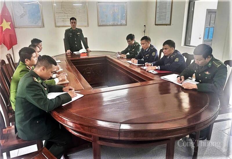 Đội QLTT số 2, Chi cục QLTT Hà Tĩnh phối hợp chặt chẽ với các lực lượng chức năng như Biên phòng, Công an và chính quyền địa phương kiểm soát kinh doanh hàng hóa vùng biên. Ảnh: QLTT Hà Tĩnh