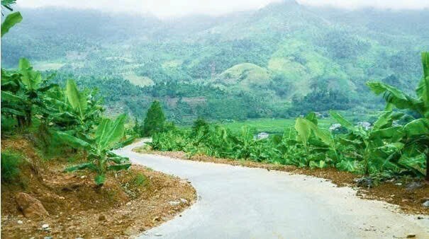 Tuyến đường từ thôn Lao Hầu đi thôn Thính Chéng (Mường Khương) đã được bê tông hóa. Ảnh: Quỳnh Hoa