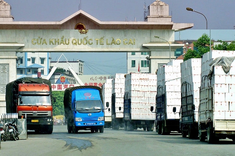 Hàng hóa thông quan tại Cửa khẩu Lào Cai. Ảnh: NNVN