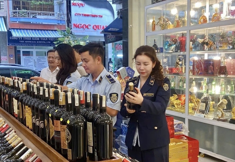 Các Đội Quản lý thị trường kiểm tra hoạt động sản xuất, kinh doanh, dịch vụ và lưu thông hàng hóa trên địa bàn. Ảnh: ĐVCC