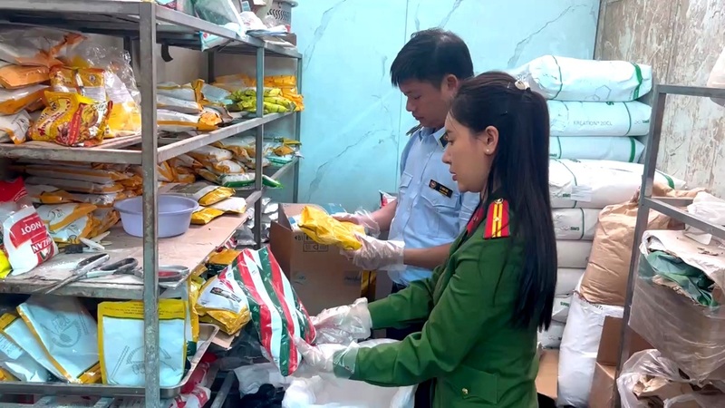 Lực lượng Cảnh sát kinh tế phối hợp với các cơ quan chức năng kiểm tra đột xuất cơ sở hộ bà Nguyễn Thị Nga. Ảnh: Công an Thanh Hóa