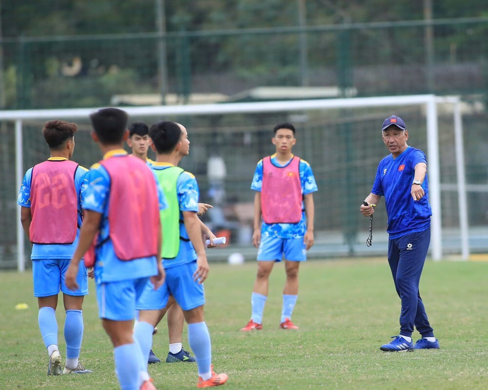 HLV trưởng Yutaka Ikeuchi gọi bổ sung 10 cầu thủ vào danh sách đội tuyển U19 Việt Nam. Ảnh: VFF